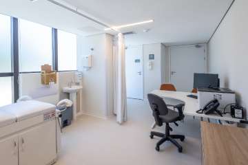 Medical exam room at Baía Sul Mulher in Florianópolis