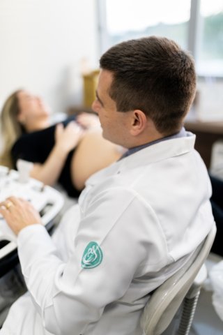 Семья Держит Бразильский Паспорт Новорожденный